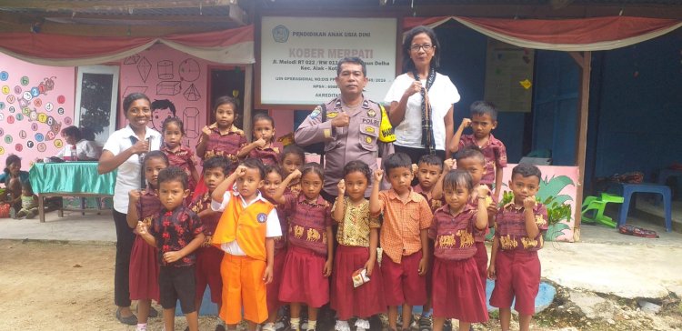 Dengan Humanis, Bhabinkamtibmas Polsek Alak Polresta Kupang Kota Ajarkan Tertib Berlalu Lintas Sejak Usia Dini