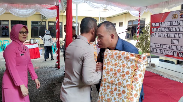 Tradisi Baru Dilakukan Oleh Kapolresta Kupang Kota Terhadap Personel Yang Pindah Tempat Tugas.