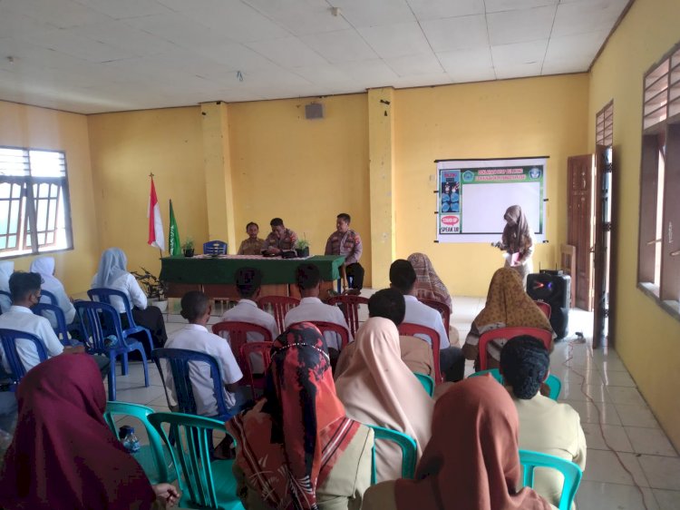 Jumat Curhat di Sekolah, Kapolsek Oebobo: Orang Tua dan Guru Punya Peran Penting Dalam Mendidik