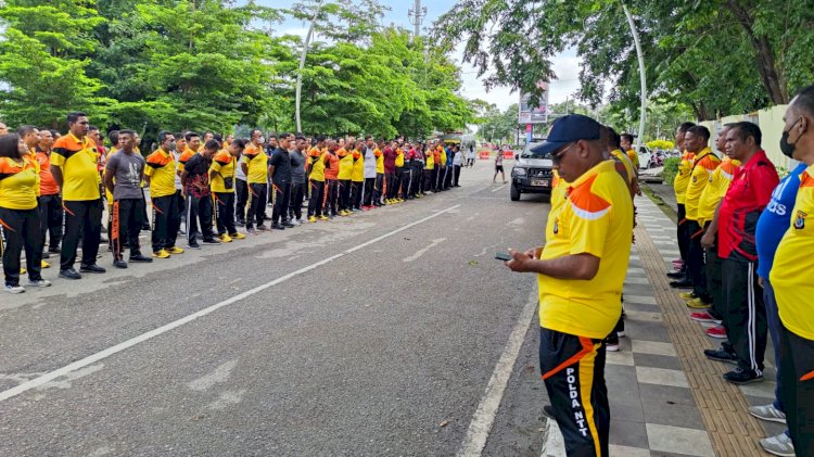Jaga Kondisi Tetap Prima, Wakapolresta Kupang Kota Pimpin Personel Olah Raga Pagi di Arena Car Free Day.
