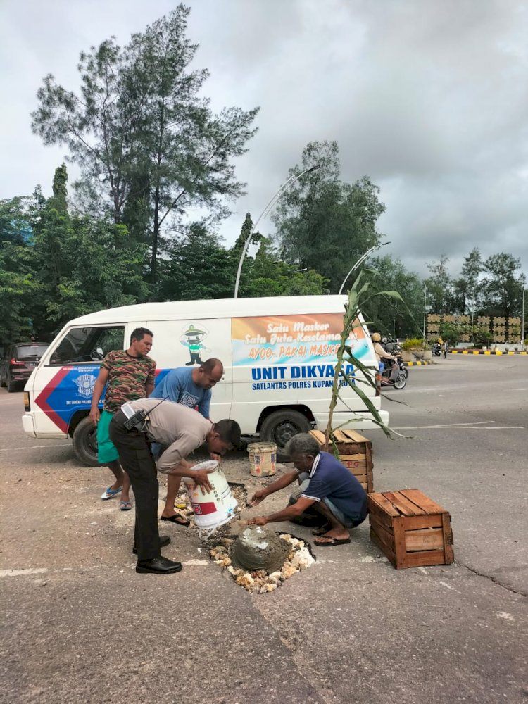Antisipasi Kecelakaan, Satlantas Polresta Kupang Kota Tambal Jalan Berlubang.