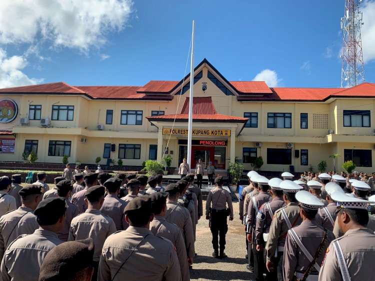 Apel Pagi Personel Polresta Kupang Kota Gunakan Tas Tenun Dari Berbagai Daerah di Nusa Tenggara Timur.