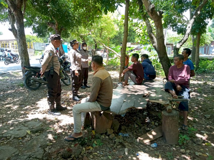 Datangi Pangkalan Ojek,  Warga Minta Bantuan Dalam Pembuatan SIM.