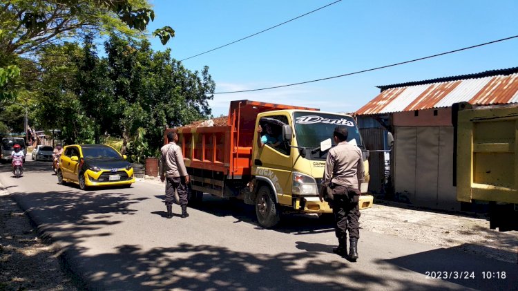 Membahayakan Pengendara Lain, Personel Polsek Maulafa Imbau Truk Angkut Material Wajib Ditutup