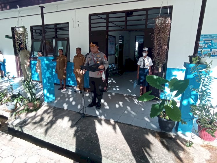Kapolsek Alak Pimpin Upacara Bendera di SMP Negeri 6 Kota Kupang dan Bentuk PKS. 