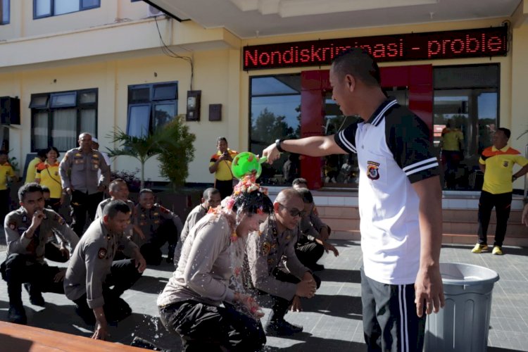 Polresta Kupang Kota Gelar Pembinaan Tradisi dan Siraman Air Kembang Sambut 13 Personel Baru.