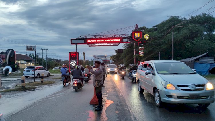 Ciptakan Kamseltibcarlantas, Personel Polresta Kupang Kota Lakukan Pengaturan Sore Hingga Malam Hari