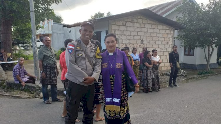 Jelang Perayaan Paskah, Bhabinkamtibmas Naimata Pantau Pelaksanaan Prosesi Jalan Salib Umat GMIT Bait El.
