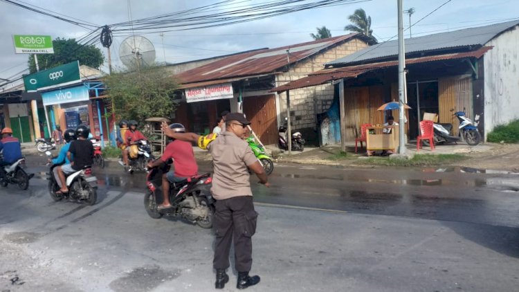 Terus Ciptakan Sitkamtibmas, Personel Polsek Alak Laksanakan Strong Point Pengaturan Pagi di Titik Rawan Macet.