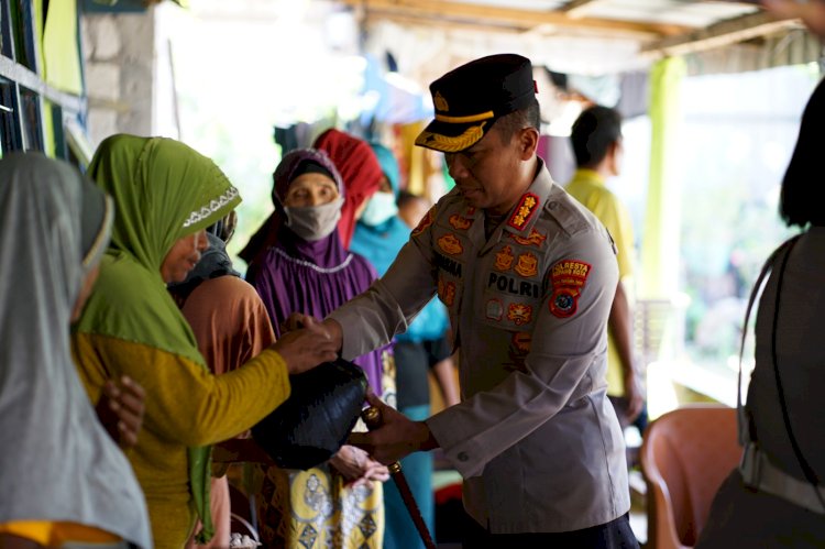 Peduli Terhadap Sesama, Kapolresta Kupang Kota Bagi Sembako Kepada Buruh Bangunan di Oeba. 