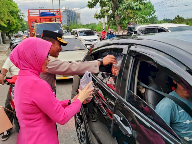 Bhayangkari Peduli, Bagi-Bagi Takjil Gratis ke Pengendara di Jalan Frans Seda Kota Kupang.