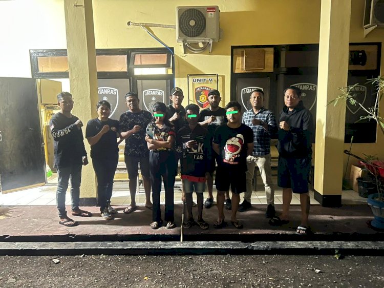 Beli Handphone Melalui Medsos Facebook, 2 Mahasiswa dan 1 Warga Kota Kupang Diamankan Tim Jatanras Polresta Kupang Kota Sebagai Penadah Barang Hasil Curian.