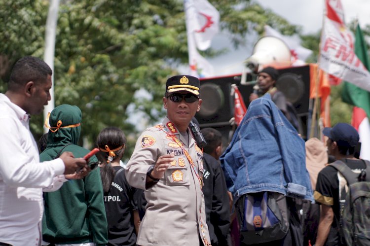 Pastikan Unras Berjalan Aman, Kapolresta Kupang Kota Pimpin Langsung Personel di Lapangan.