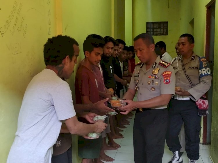 Periksa Kondisi Tahanan, Kapolresta Juga Bagikan Makanan Ringan.
