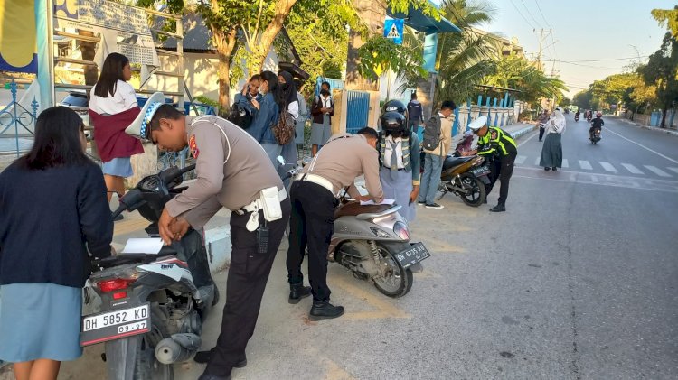 Satlantas Polresta Kupang Kota Tindak Pelajar Yang Masih Nekat Bawa Sepeda Motor ke Sekolah