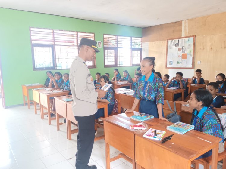 Sambangi Sekolah, Satbinmas Polresta Kupang Kota Sosialisasi Cegah Kenakalan Remaja