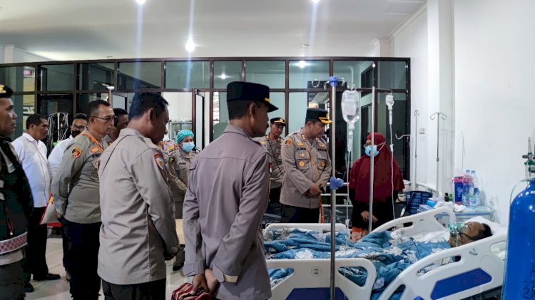 Rasa Kepedulian dan Empati, Wakapolresta Kupang Kota Bersama PJU Jenguk Anggota yang Jalani Rawat Inap di Rumah Sakit