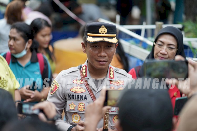 Bentuk Dukungan Nyata Dalam Penanganan Stunting di Kota Kupang, Kapolresta Bagikan Ikan Lele Hasil Budidaya Bhabinkamtibmas. 