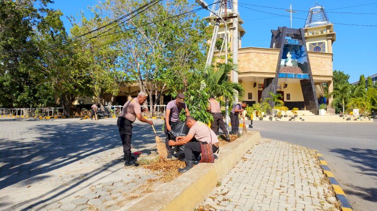 Personel Polresta Gotong Royong Membersihkan Tempat Ibadah di Kota Kupang.