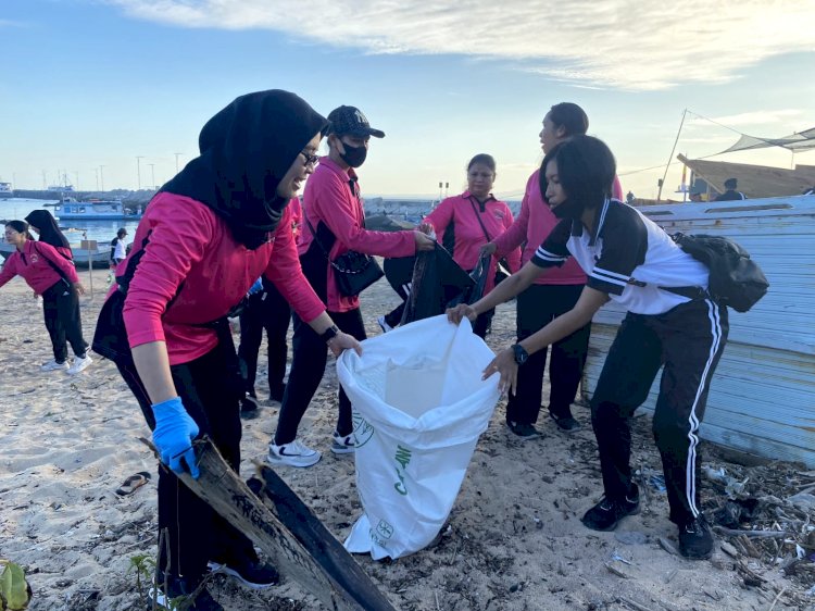 Hari Bhayangkara ke-77, Polwan dan Bhayangkari Polresta Kupang Kota Laksanakan Bhakti Sosial Bersihkan Sampah di Pesisir Pantai Namosain