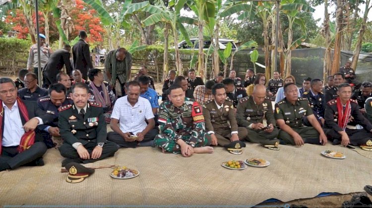 Sederhana dan Hanya Beralaskan Tikar, Kapolres Belu, AKBP Richo N.D Simanjuntak Rayakan Hari Jadi Bhayangkara ke 77 Bersama Warga Perbatasan