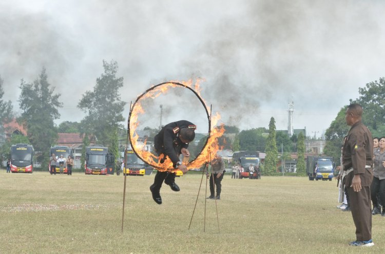 Meriahkan Hari Bhayangkara ke-77, Kapolresta Kupang Kota Ikut Dalam Atraksi Lompat Api