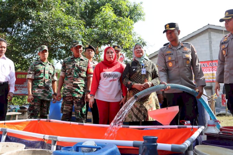 Polri Salurkan Bantuan Air Bersih Atasi Kekeringan di Grobogan