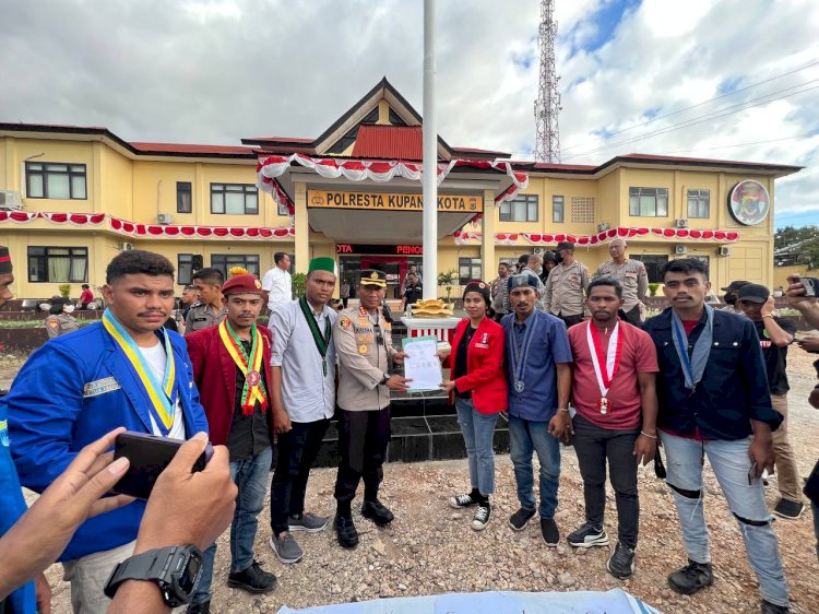 Aliansi Cipayung Plus Unras di Depan Mako Polresta Kupang Kota, Tuntut Penanganan Proses Hukum Kematian Seorang Mahasiswa