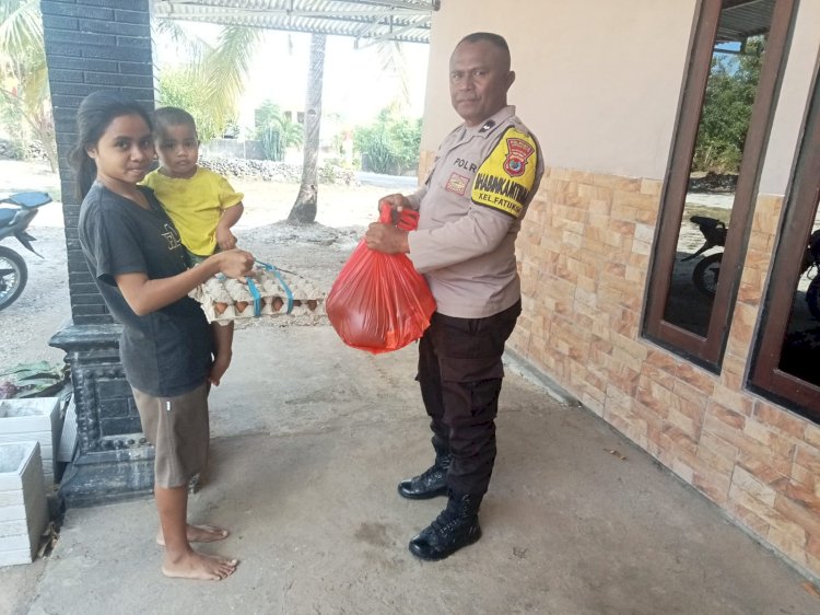 Mencegah dan Mengurangi Angka Stunting Pada Anak, BHABINKAMTIBMAS Berikan Bantuan Kepada Warga Kelurahan Fatukoa