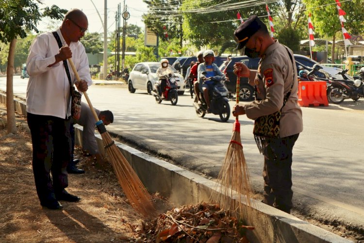 Menjaga Lingkungan Tetap Asri, Polresta Kupang Kota Laksanakan Jumat Bersih