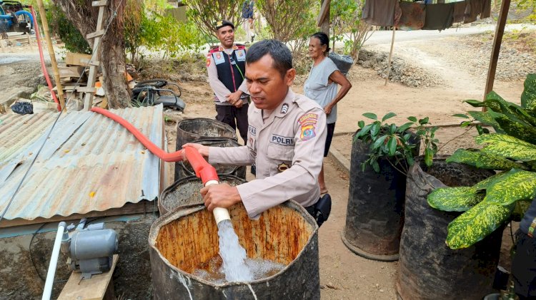 Polresta Kupang Kota Bantu Salurkan Air Bersih Bagi Warga Bello