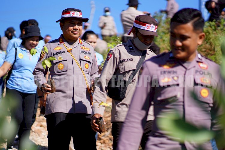 Lestarikan Lingkungan dan Cegah Longsor, Polresta Kupang Kota Lakukan Gerakan Tanam Pohon