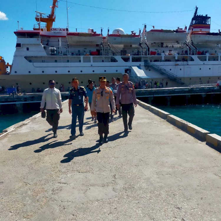 Datangi Pelabuhan Laut Tenau Kupang, Kapolresta Kombes Krisna: Penumpang Merasa di Peras Oleh Portir, Segera Laporkan ke Loket Pengaduan di Pelabuhan!