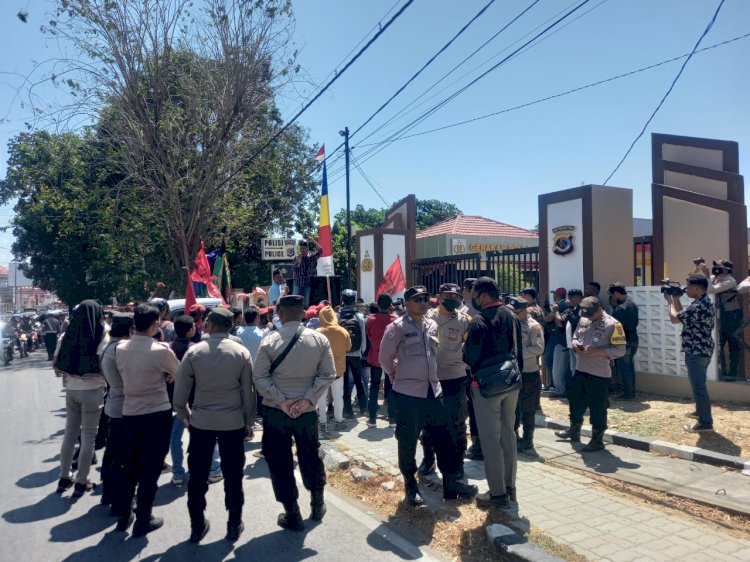 Personel polresta Kupang kota Laksanakan Pengamanan Aksi Demo Aliansi Cipayung Pemuda Kota Kupang