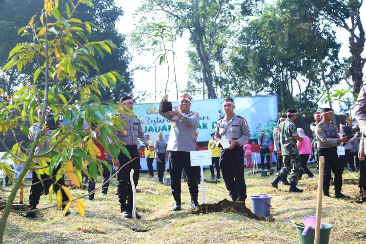 Cetak Rekor Tanam 21 Juta Pohon, Polri Raih Dua Penghargaan dari MURI