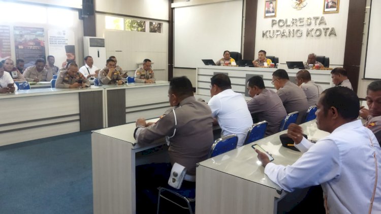 Waka Polresta Kupang Kota Pimpin Rapat Anev Di Aula Bijaksana, Melayani Dengan Hati