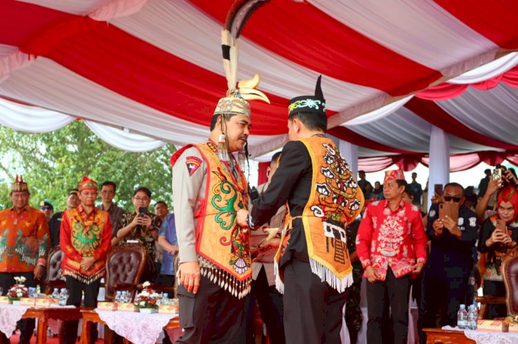 Disaksikan Ribuan Masyarakat, Wakapolri Dianugerahi Warga Kehormatan Dayak Kalteng Dan Bagikan 5.000 Paket Bansos