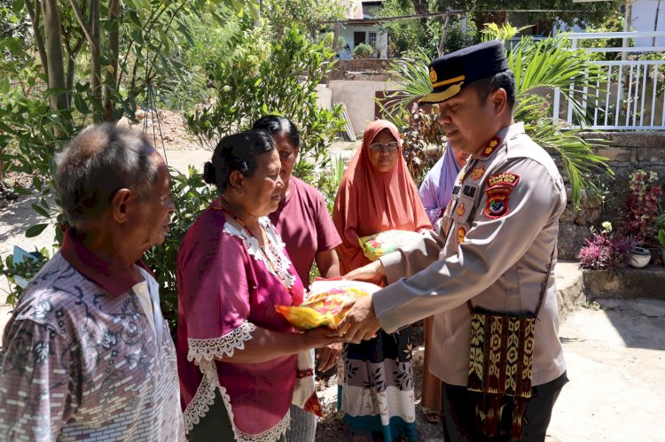 Wakapolresta AKBP Aldinan Beri Bantuan Sembako Kepada Warga Kota Kupang