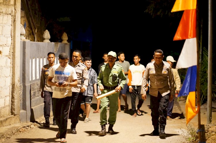 JAGA SITUASI KAMTIBMAS PADA MALAM HARI, PERSONEL POLRESTA KUPANG KOTA SAMBANGI POS KAMLING KELURAHAN LILIBA