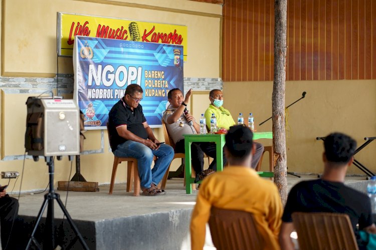 Ngobrol Bareng Warga di Pantai Warna, Kapolresta Kombes Krisna Janji Berantas Segala Bentuk Kejahatan di Kota Kupang