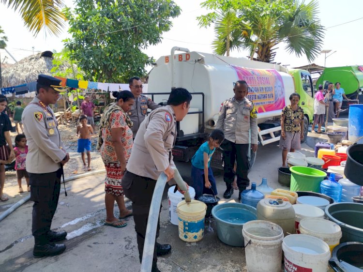 Atasi Dampak Kemarau Panjang, Polresta Kupang Kota Salurkan Bantuan 180.000 Liter Air Bersih