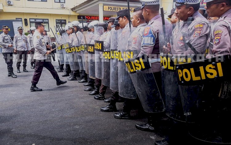 Latihan Formasi Dalmas, Kapolresta Kupang Kota Awasi Langsung Pelaksanaannya