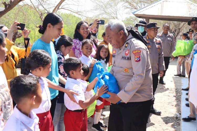 Polri Berikan Bantuan Sembako dan Periksa Kesehatan Warga Secara Gratis