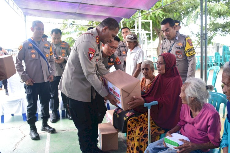 Kapolda NTT Berikan Bantuan Sosial kepada 100 KK di Kecamatan Kota Waingapu