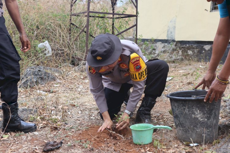 Polresta Kupang Kota Laksanakan Penanaman Anakan Pohon di Lahan Pos Polisi Batuplat.