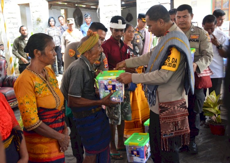 Kapolda NTT Bagikan Ratusan Sembako kepada Masyarakat Desa Kadi Pada, Sumba Barat Daya