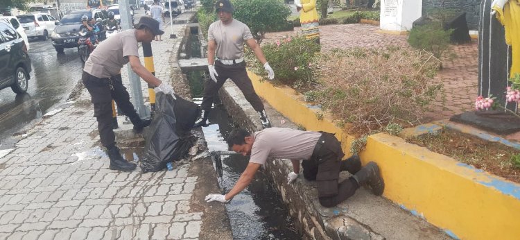 Cegah Penyumbatan Drainase, Polsek Oebobo Bersih-Bersih Sampah di Nunleu