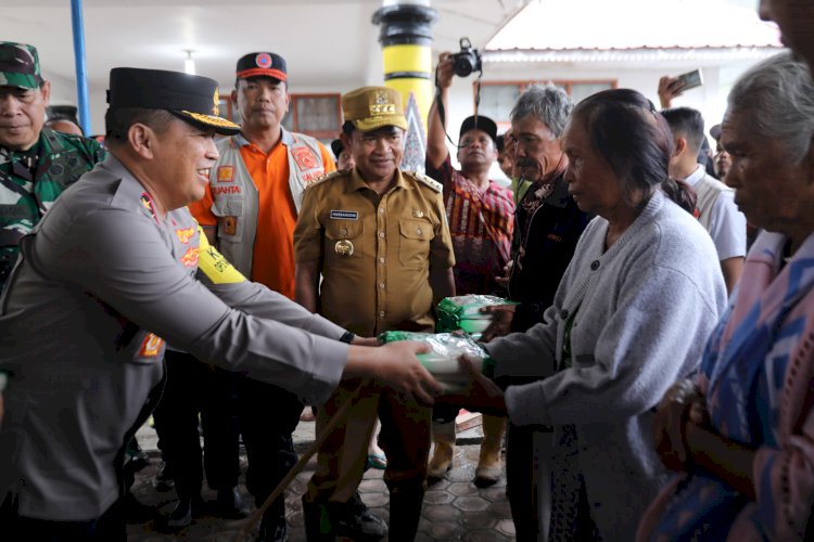 Kapolda Sumut Salurkan Bantuan dan Pastikan Pencarian Korban Longsor di Humbahas