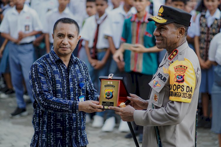 Beri Motivasi Kepada Siswa, Kapolda NTT Didampingi Kapolresta Kupang Kota Safari Kamtibmas di Sekolah