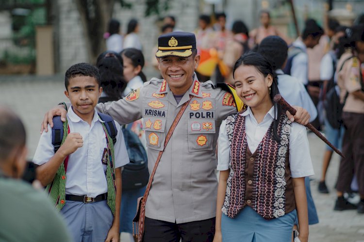 Beri Motivasi Kepada Siswa, Kapolda NTT Didampingi Kapolresta Kupang Kota Safari Kamtibmas di Sekolah